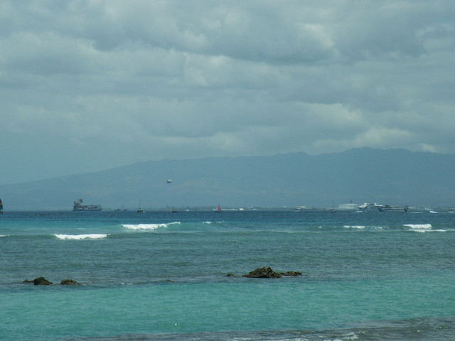 Para sailing & cruise ship off Waikiki beach