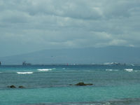 Para sailing & cruise ship off Waikiki beach